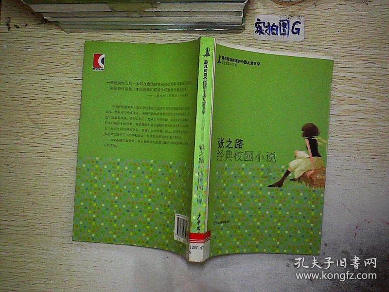 主人在泳池游泳，狗狗们兴奋不已，二哈来了个另类表演