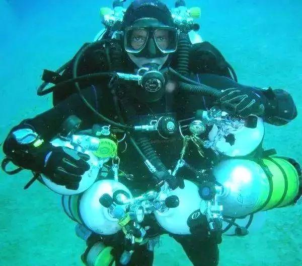 探讨交流,尽在1A等于多大电流我如果测电流万用表拨到多少安才正确我说如果我要测量这组电线的电压万用表拨到那个位置?问答平台