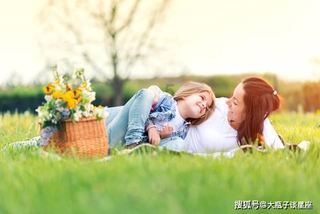 四川丨在院落中摆放黄蜡石造景，仿佛是在向天地致.敬，向自然表达敬畏之情