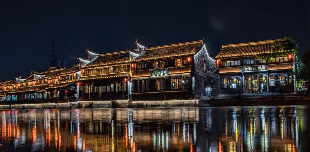 《神探大战》拿下了内地票房冠军等4项纪录,它是靠什么成功出圈的呢?-200段知识的旅程